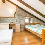 Haus Mit Modernem Interieur Und Einer Alten Taverne By Interhome Viskovo